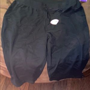 4 XL black just my size Capri pant. Two with tags